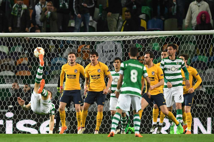 Begitu juga tendangan salto Sebastian Coates masih gagal menembus gawang Oblak.