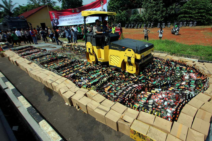 Kapolres Tangsel AKBP Ferdy Irawan memimpin langsung pemusnahan ribuan botol miras oplosan di halapan depan Polres Tangsel, Jumat, 13 April 2018. Pemusnahan juga dihadiri Wakil Wali Kota Tangsel Benyamin Davnie.