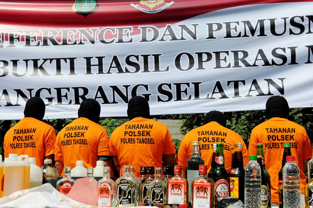 Polres Tangsel Musnahkan Ribuan Botol Miras Oplosan