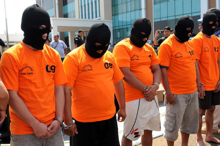 Penyitaan sekitar 6 ribu botol miras tersebut merupakan hasil pengembangan kasus dua warga di Ciputat yang tewas pada 10 dan 11 April 2018. Mereka tewas setelah menenggak miras oplosan.