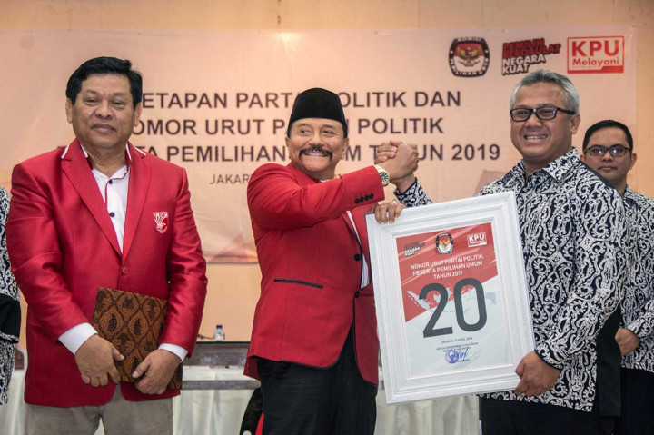 Ketua Komisi Pemilihan Umum (KPU) Arief Budiman (kedua kanan) menyerahkan nomor urut partai politik kepada Ketua Umum Partai Keadilan dan Persatuan Indonesia (PKPI) Jenderal (purn) AM Hendropriyono (tengah) didampingi Sekjen PKPI Imam Anshori Saleh  saat penetapan partai politik dan nomor urut partai politik peserta pemilu 2019 di Kantor KPU Pusat, Jakarta, Jumat, 13 April 2018. 