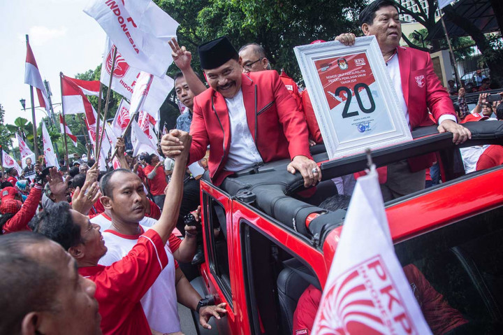 Ketua Umum PKPI AM Hendropriyono (kiri) bersama Sekjen PKPI Imam Anshori Saleh menyapa kader partai seusai menghadiri penetapan partai politik dan nomor urut partai politik peserta pemilu 2019. PKPI telah resmi menjadi partai politik peserta pemilihan umum tahun 2019 dengan nomor urut 20.