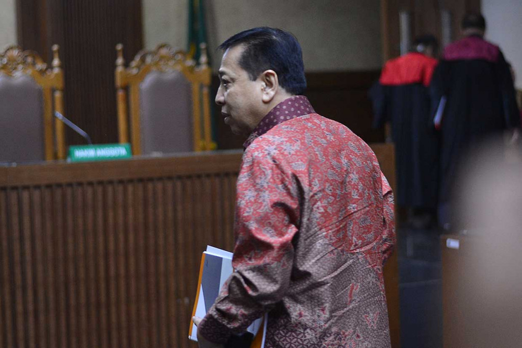 Sambil Menangis, Novanto Minta Maaf ke Keluarga