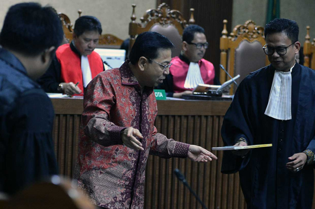 Sambil Menangis, Novanto Minta Maaf ke Keluarga