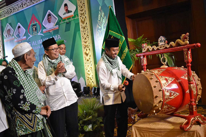 Ketua Umum PPP Muhammad Romahurmuziy (kanan) didampingi Sekretaris Jenderal DPP PPP Arsul Sani (tengah) dan Ketua Dewan Syariah PPP Maimoen Zubair membuka Musyawarah Nasional (Munas) Alim Ulama PPP di Semarang, Jawa Tengah, Jumat, 13 April 2018.