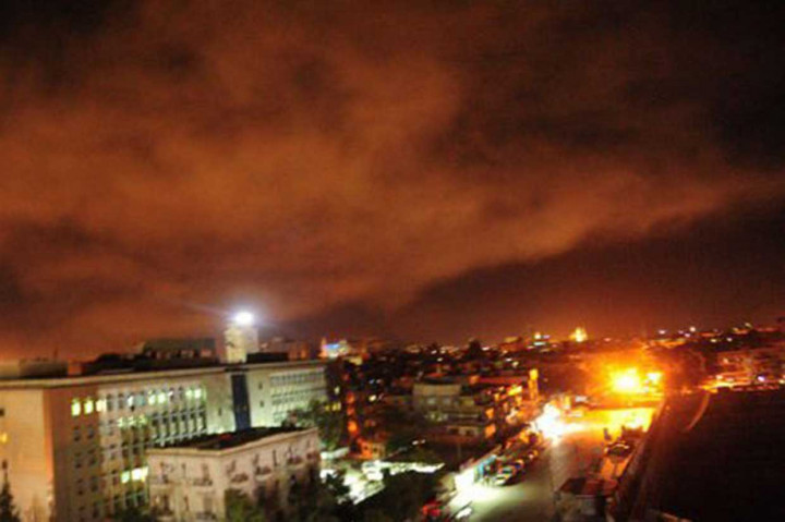 Ketika Trump berbicara, sejumlah ledakan keras bergema di seantero Ibu Kota Suriah, Damaskus pada Sabtu, 14 April 2018 pagi waktu setempat. Titik-titik merah terlihat beterbangan dari darat ke langit, yang terlihat sebagai pertahanan udara Suriah terhadap serangan AS itu.