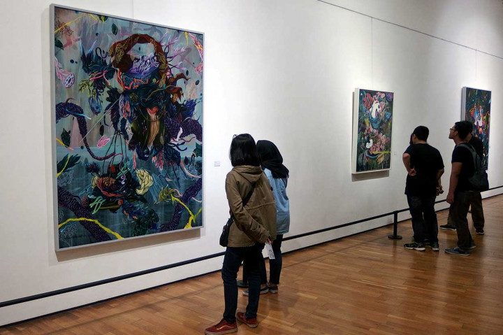 Pengunjung mengamati lukisan pada pembukaan pameran lukisan 'The Primacy of Seeing' di Galeri Semarang, Jawa Tengah, Jumat, 13 April 2018.