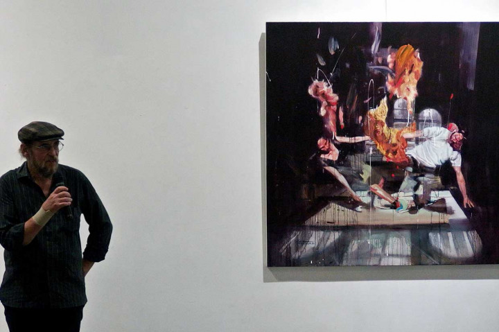 Kurator pameran Anton Lorenz berbicara pada pembukaan pameran lukisan 'The Primacy of Seeing'.