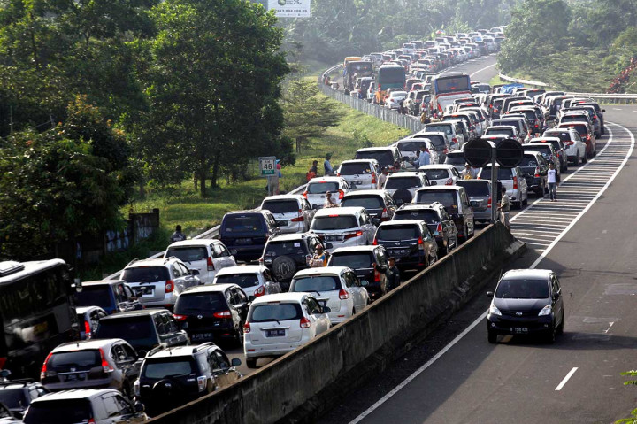 Untuk mengurai kemacetan, Sat Lantas Polres Bogor memberlakukan rekayasa lalu lintas sistem buka tutup jalur.