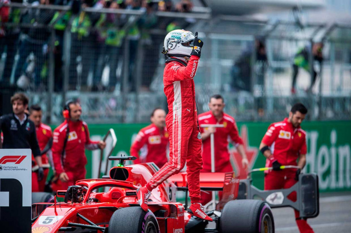 Sebastian Vettel, pembalap tim Ferrari asal Jerman, menyelesaikan satu putaran 5,4 kilometer di Sirkuit Shanghai dalam waktu 1 menit 31,095 detik -- rekor trek. Dalam karirnya, Vettel kini tercatat 52 kali meraih posisi start terdepan.