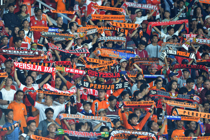 Pendukung Persija Jakarta, The Jak Mania membentangkan syal ketika memberi dukungan kepada Persija Jakarta bertanding melawan Borneo FC.
