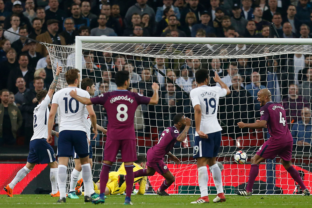 Keunggulan 3-1 untuk Manchester City bertahan hingga laga usai. Tiga poin di kandang Tottenham itu membuat tim asuhan Pep Guardiola itu kukuh di puncak klasemen dengan 87 poin dari 33 laga, unggul 16 poin dari rival sekotar mereka, Manchester United, yang masih punya satu laga tersisa lebih banyak. AFP/IAN KINGTON 