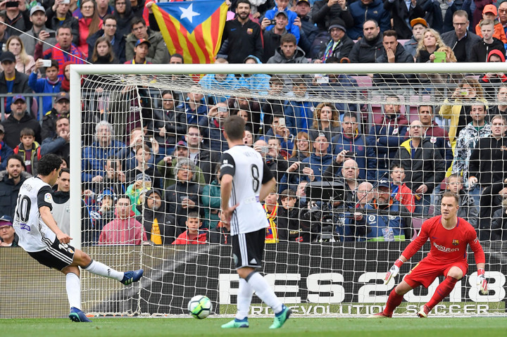 Di menit ke-87, Valencia mendapat hadiah penalti setelah Ousmane Dembele melanggar Dani Parejo. 
