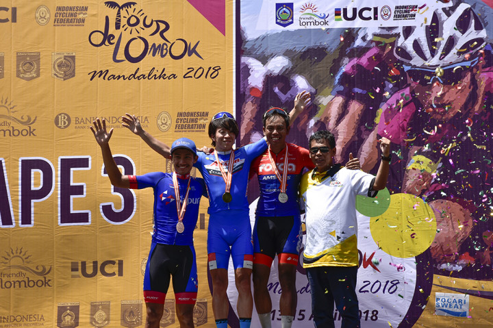 Juara etape pembalap Shiki Kuroeda (kedua kiri), Anuar Manan (kedua kanan), Aiman Cahyadi (kiri), bersama Kepala Dinas Pariwisata NTB L Moh Faozal, berfoto di atas podium saat penyerahan juara etape ketiga Tour De Lombok Mandalika (TDLM) 2018 di Mataram, NTB.
