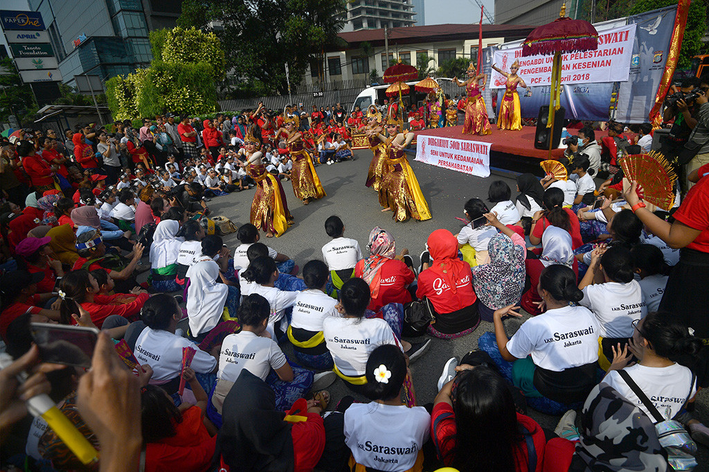 Penari Lembaga Kesenian Bali (LKB) Saraswati mementaskan tarian tradisional Bali saat berlangsung hari bebas kendaraan bermotor di Jalan Jenderal Sudirman, Jakarta. 