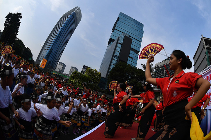 Para penari Lembaga Kesenian Bali (LKB) Saraswati menampilkan Tari Janger saat berlangsung hari bebas kendaraan bermotor di Jalan Jenderal Sudirman.
