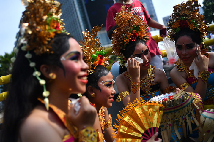 Pentas yang menampilkan berbagai tarian Bali itu dalam rangka menyambut 50 tahun berdirinya LKB Saraswati.

