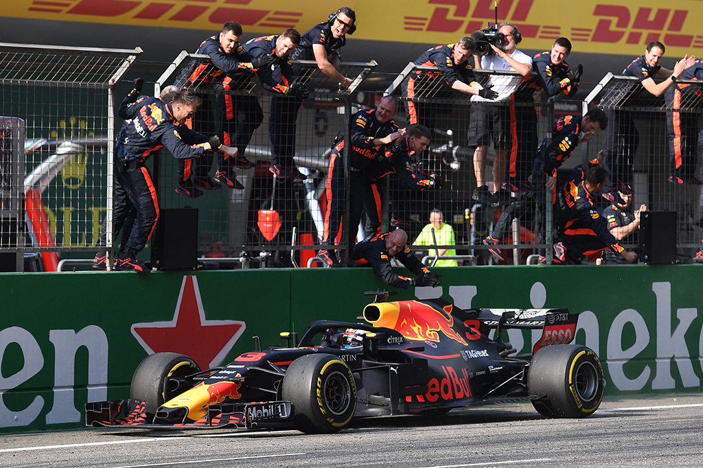 Ricciardo menjadi yang tercepat dalam balapan itu. Ia melahap 56 lap selama 1 jam 35 menit 36,3 detik. AFP/GREG BAKER
