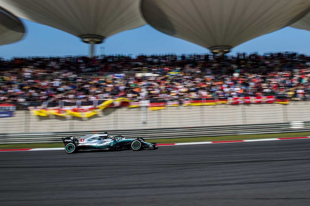 Juara bertahan Lewis Hamilton finis keempat. Sedangkan pemimpin klasemen sementara, Sebastian Vettel, berada di urutan kedelapan. AFP/JOHANNES EISELE