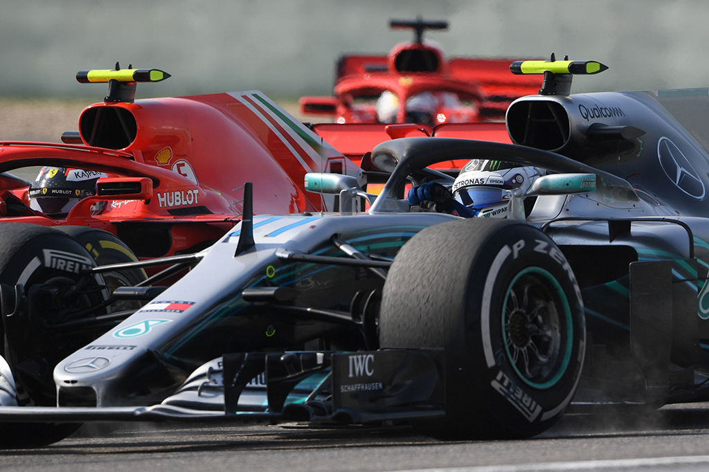 Hamilton, dari tim Mercedes, sebenarnya hanya finis di urutan lima. Namun pembalap Inggris itu kemudian dinyatakan berhak atas peringkat keempat setelah pembalap Red Bull Max Verstappen mendapat hukuman 10 detik karena mengakibatkan tabrakan dengan Vettel, yang harus puas finis di posisi kedelapan. AFP/GREG BAKER
