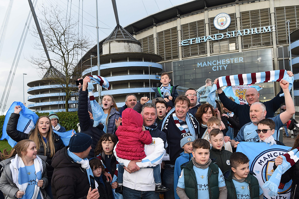 Suporter Manchester City merayakan kemenangan di luar Etihad Stadium. AFP/PAUL ELLIS

