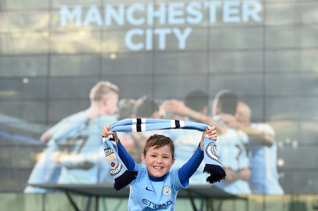 Ekspresi suporter cilik Manchester City saat merayakan kemenangan di luar Etihad Stadium. AFP/PAUL ELLIS