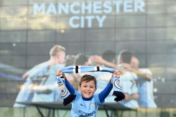 Ekspresi suporter cilik Manchester City saat merayakan kemenangan di luar Etihad Stadium. AFP/PAUL ELLIS