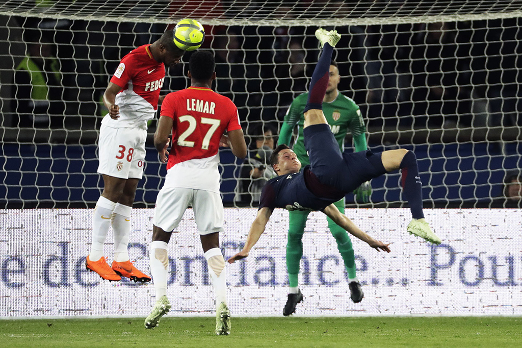 Gol penutup di laga ini dibuat oleh Julian Draxler pada menit ke-86. PSG pun berhasil keluar sebagai juara, merebut kembali gelar yang pada musim lalu jatuh ke tangan Monaco. AFP/THOMAS SAMSON 
