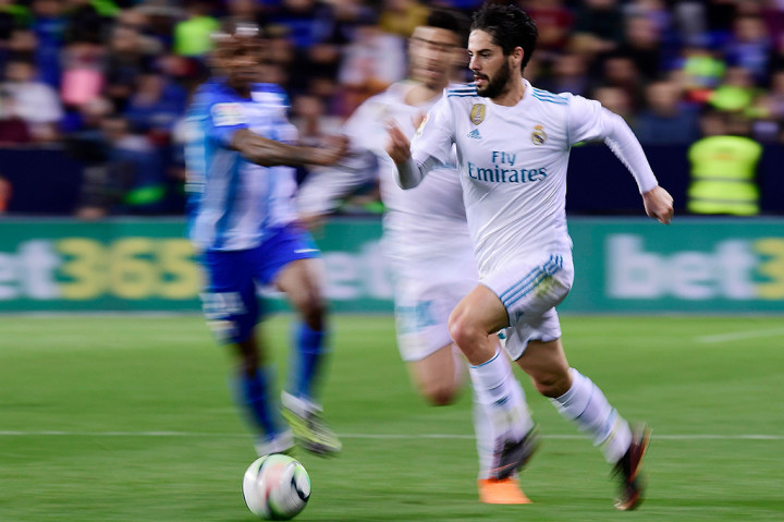 Meski tanpa sejumlah pemain bintangnya, Real Madrid tetap tampil menekan. Mereka pun menyudahi babak pertama dengan keunggulan 1-0 berkat eksekusi tendangan bebas Isco pada menit ke-29. AFP/JAVIER SORIANO