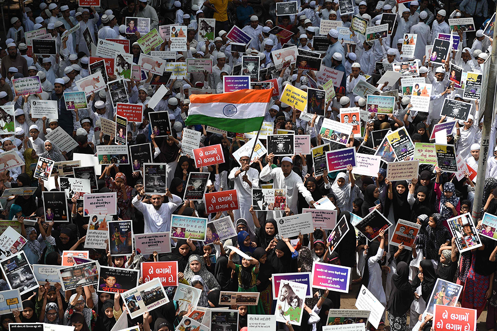 Aksi protes di berbagai kota di India ini digelar setelah rentetan kasus pemerkosaan anak terjadi dalam beberapa pekan terakhir. Mulai dari pemerkosaan remaja 16 tahun di Uttar Pradesh, kemudian pemerkosaan bocah 8 tahun di Kathua dekat Jammu dan pemerkosaan bocah 11 tahun di Gujarat. AFP/TAUSEEF MUSTAFA
