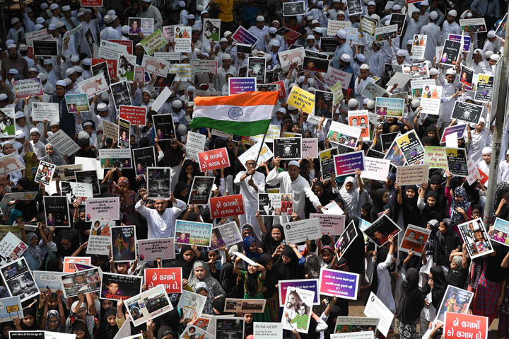 Aksi protes di berbagai kota di India ini digelar setelah rentetan kasus pemerkosaan anak terjadi dalam beberapa pekan terakhir. Mulai dari pemerkosaan remaja 16 tahun di Uttar Pradesh, kemudian pemerkosaan bocah 8 tahun di Kathua dekat Jammu dan pemerkosaan bocah 11 tahun di Gujarat. AFP/TAUSEEF MUSTAFA
