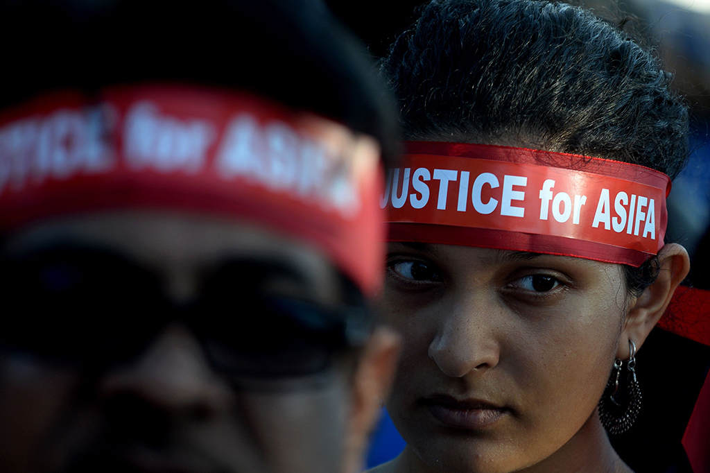 Di Jammu, seorang bocah perempuan berusia 8 tahun diperkosa secara bergiliran dan dibunuh oleh delapan pria. Bocah itu diduga diculik, dibius dan disekap sebelum diperkosa dan dibunuh para pelaku. Foto ini menunjukkan aksi protes di New Delhi. AFP/ARUN SANKAR