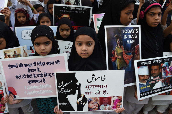 Anak-anak yang ikut unjuk rasa di New Delhi membawa poster yang isinya memprotes maraknya pemerkosaan, khususnya terhadap anak-anak. AFP/ SAM PANTHAKY
