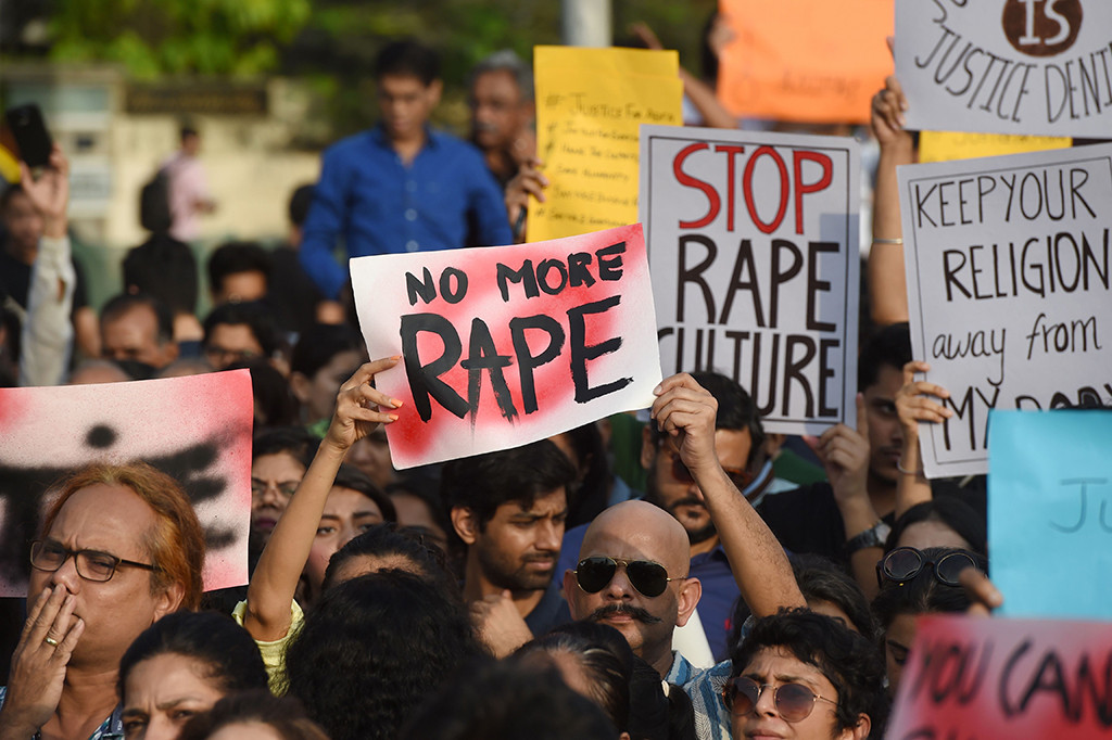 Satu kasus lainnya yang terjadi di Uttar Pradesh, melibatkan seorang anggota parlemen dari partai berkuasa, Partai Bharatiya Janata Party (BJP) yang menaungi PM Narendra Modi. Anggota parlemen itu telah ditangkap pekan lalu atas tudingan memperkosa seorang remaja putri berusia 16 tahun. AFP/PUNIT PARANJPE
