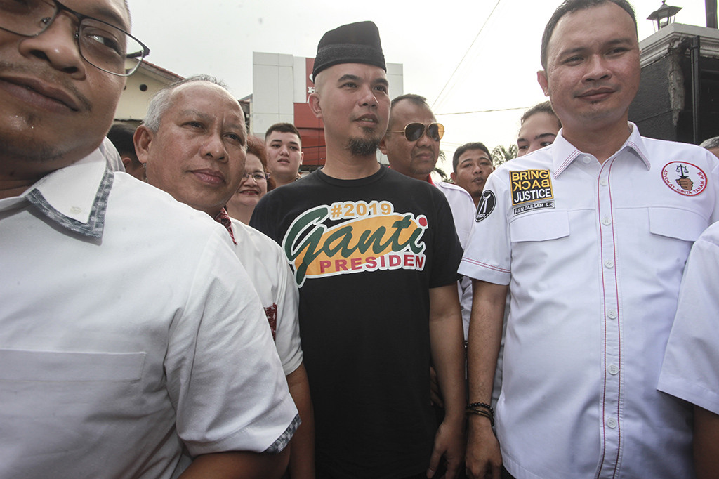 Ahmad Dhani Prasetyo menghadiri sidang perdana kasus ujaran kebencian di Pengadilan Negeri Jakarta Selatan. Dia datang mengenakan kaos warna hitam bertulisan #2019GantiPresiden dan peci berwarna hitam.
