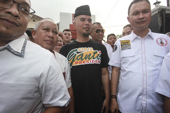 Ahmad Dhani Prasetyo menghadiri sidang perdana kasus ujaran kebencian di Pengadilan Negeri Jakarta Selatan. Dia datang mengenakan kaos warna hitam bertulisan #2019GantiPresiden dan peci berwarna hitam.
