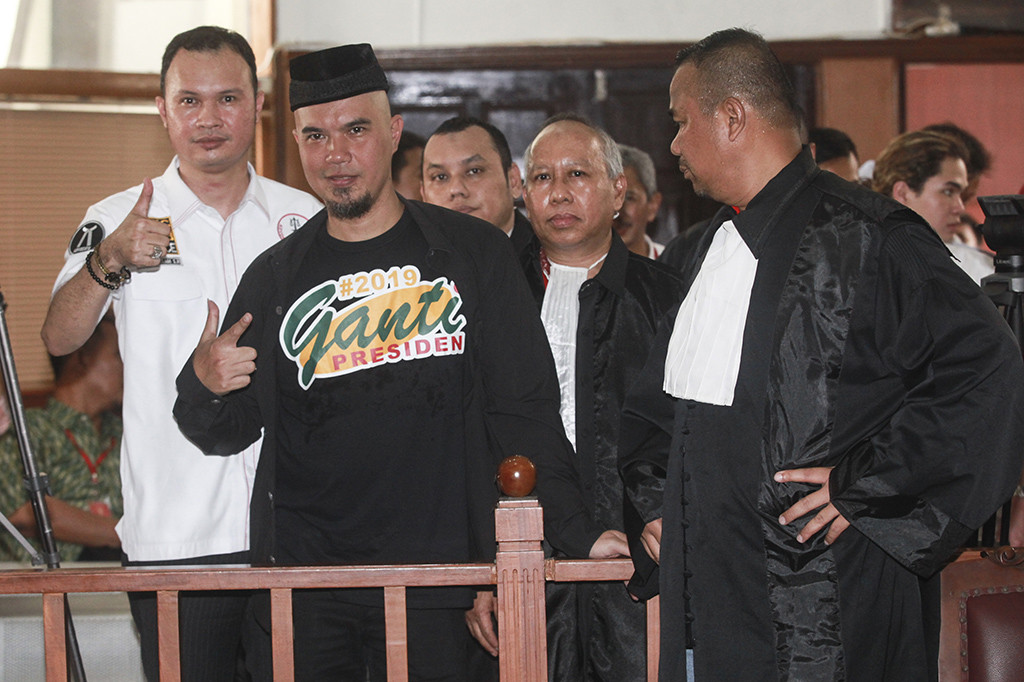 Dhani menjelaskan motifnya memakai kaus tersebut. 