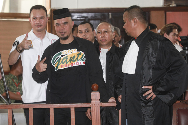 Dhani menjelaskan motifnya memakai kaus tersebut. 