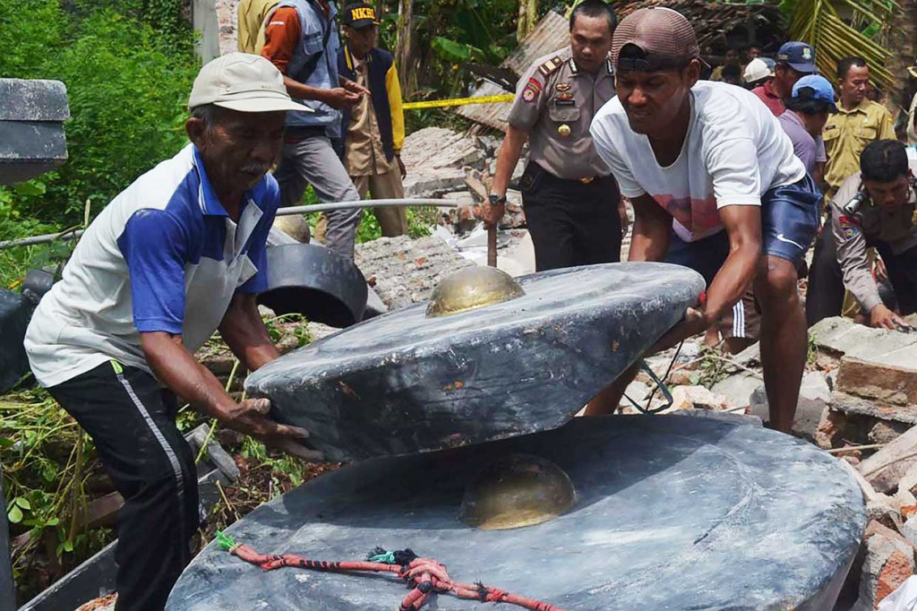 Selain menimbulkan korban jiwa, kejadian itu juga melukai dua orang-- satu luka berat dan satu luka ringan.