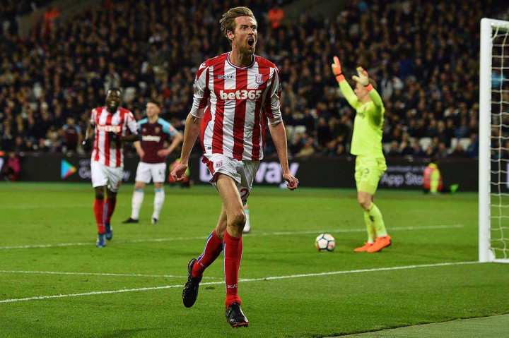 Stoke City berpikir mereka mengamankan tiga poin dan kemenangan tandang pertamanya sejak Oktober ketika pemain pengganti Peter Crouch menyambar bola liar untuk membobol gawang West Ham yang dijaga Joe Hart pada menit ke-79.
