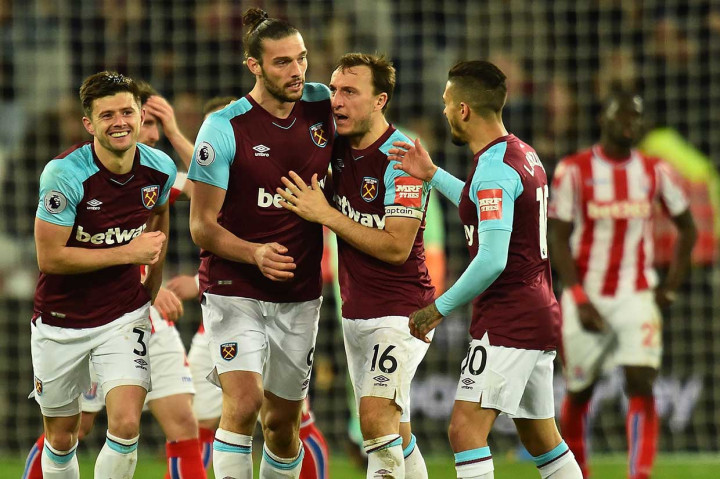 Namun West Ham memperlihatkan kualitasnya dengan mengamankan satu poin pada masa tambahan waktu ketika sepakan voli Andy Carroll menyambut umpan silang Aaron Cresswell gagal diantisipasi kiper Jack Butland.