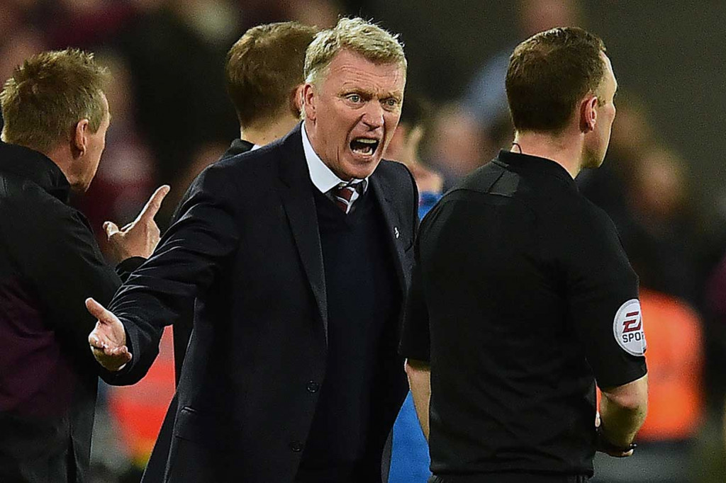 Sebelumnya, setelah tiga gol West Ham pada babak kedua tidak disahkan wasit. Salah satunya gol Edimilson Fernandes pada menit ke-67 yang tidak disahkan karena wasit menilai terjadi pelanggaran terlebih dahulu. Moyes melakukan protes terhadap asisten wasit akibat hal tersebut.