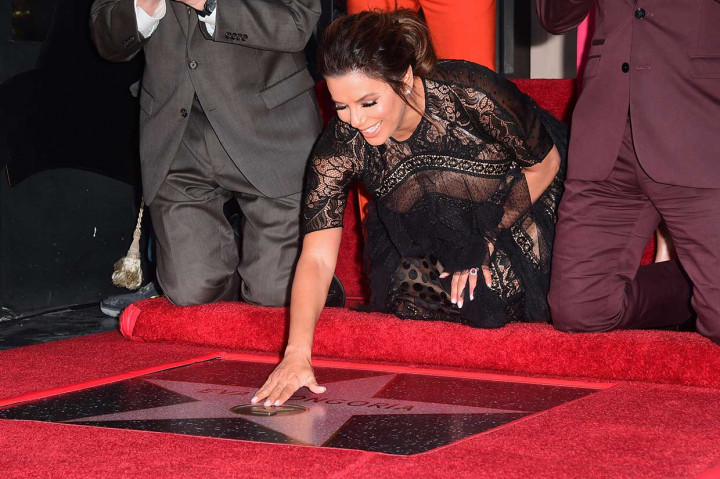 Aktris Eva Longoria menyentuh bintangnya di Hollywood Walk of Fame, Hollywood, California, Senin, 16 April 2018 waktu setempat.