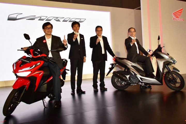 Para petinggi Honda berpose bersama dua produk barunya.