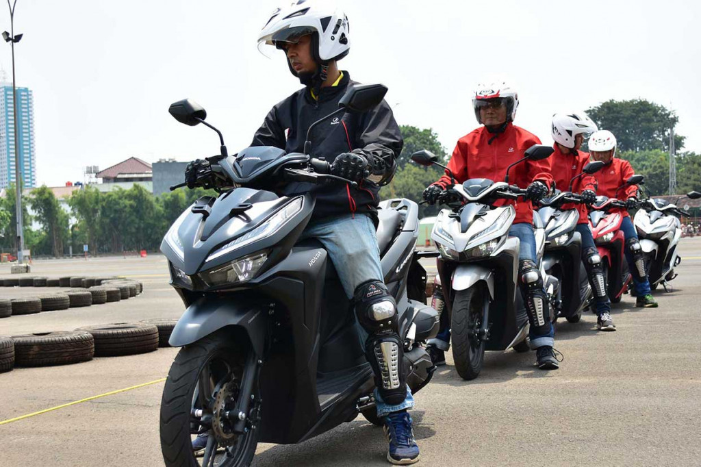 Para jurnalis menjajal All New Vario 150. Vario 150 hadir dengan penggunaan setang yang ramping dengan panel berkarakter sporty, fender belakang yang memiliki lampu sein terpisah dengan lampu, serta pilihan warna bodi monotone.