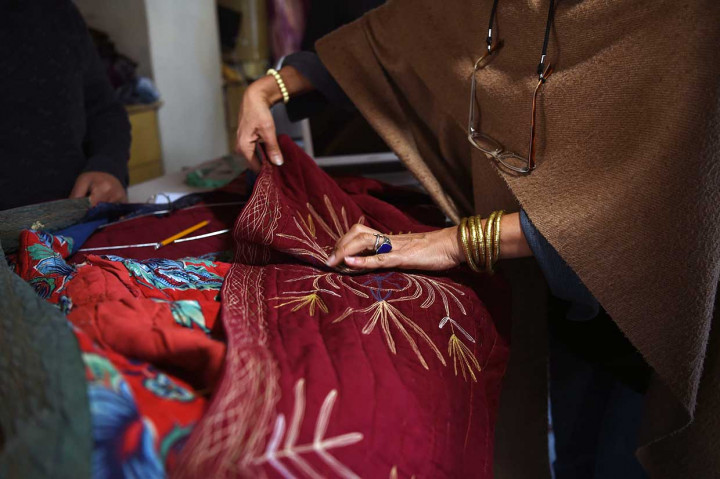 Saat diluncurkan pada 2006, Zarif--artinya berharga dalam bahasa Persia--menggunakan kapas tradisional dan sutra dari penenun artisan. Rumah ini mempekerjakan lebih dari dua lusin orang, umumnya perempuan, untuk menyesuaikan dan merancang kain menjadi pakaian bordir buatan tangan. 