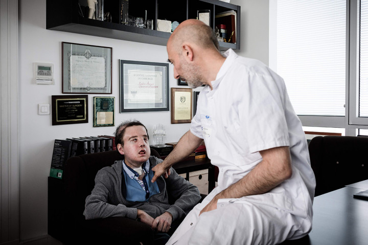 Ahli transplantasi tangan dan wajah Profesor Laurent Lantieri Rumah berbincang dengan Jerome Hamon di Rumah Sakit Eropa Georges-Pompidou di Paris.