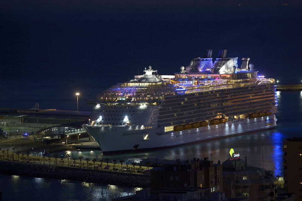 Kapal pesiar terbesar di dunia The Symphony of the Seas berlabuh di Pelabuhan Malaga, Spanyol, Selasa, 27 Maret 2018. Setelah tiga tahun dibangun, kapal pesiar tersebut berlayar dari Barcelona, Spanyol, sebagai pelayaran perdananya ke tujuan di sekitar Mediterania.