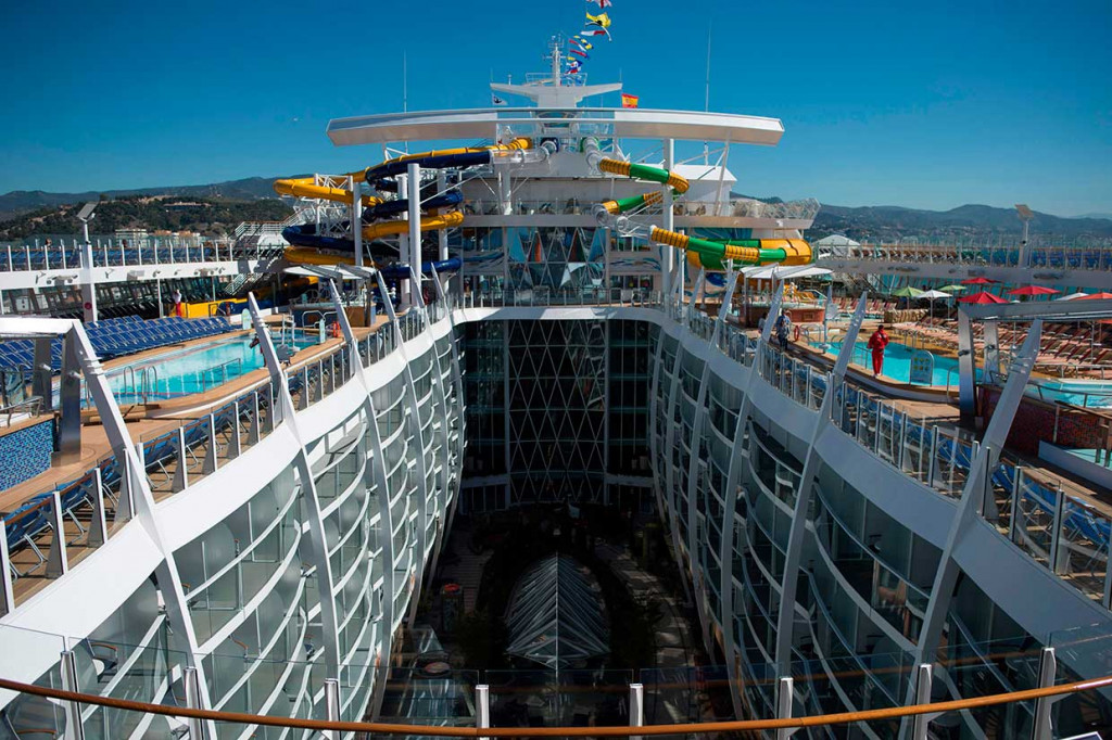 The Symphony of the Seas ialah rumah bagi seluncuran air tertinggi di laut, internet tercepat di samudra, dan lebih banyak karya seni dari kapal pesiar Louvre yang memiliki lukisan.