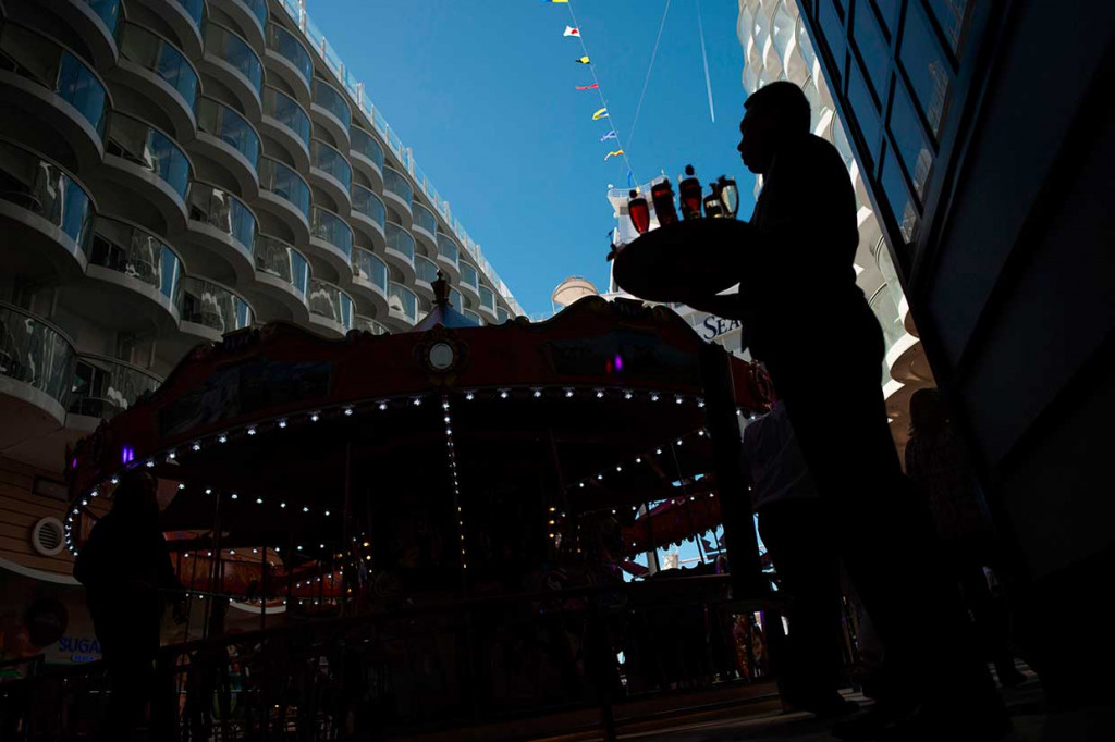 Sebagai kapal pesiar terbesar di dunia berdasarkan volume, Symphony of the Seas membentang sepanjang 1.188 kaki, lebih besar lima kali dari ukuran Titanic dan diisi dengan 22 restoran, 24 kolam renang, dan 2.759 kabin. Kapal itu dapat menampung sekitar 6.680 tamu, ditambah 2.200, serta beberapa anggota awak untuk total hampir 9.000 orang.